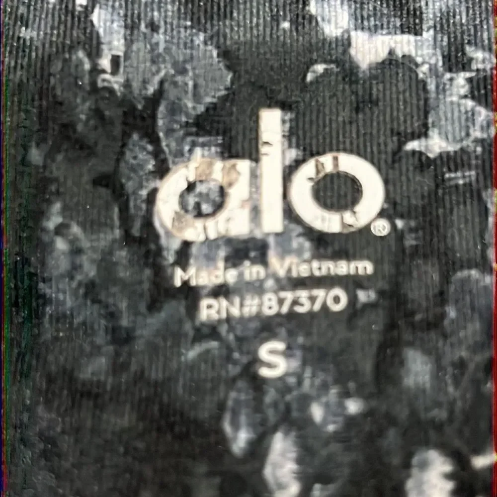 ALO Yoga Snakeskin Print Cropped Leggings Size S